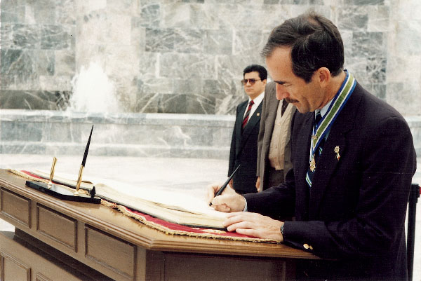 Aztec Club President Signs Book of Honor